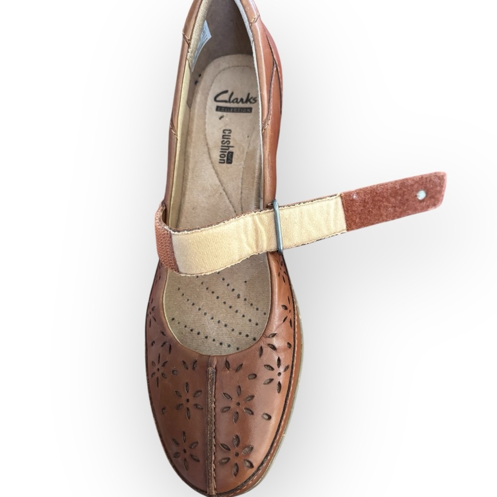 Clarks Camel Color Leather Laser-cut Flowers Mary Jane Comfort Shoes Size 8N - Picture 4 of 8